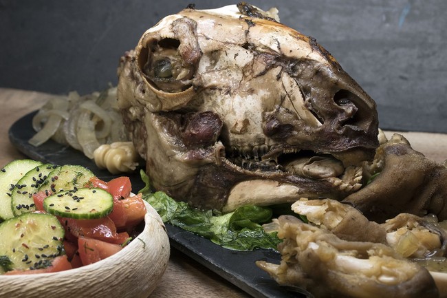 Sarapan Kepala Kambing Utuh hingga Ibu-ibu Heboh Rebutan Rendang