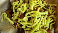 Kerupuk kanji yang kriuk-kriuk keras sering jadi taburan dan penyemarak nasi ponggol.  Foto : Instagram @dita_a_