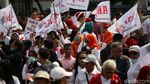 Pakai Seragam SD, Massa Dukung Revisi UU KPK