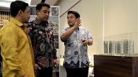 Ketua Umum Pilars 93 Robby Budiansyah (kiri) dan Ketua Umum KMPT Pramono Dewo (tengah) dan Project Director Grand Andika Kertajati PT. PP Property Tbk Raja M.L Tobing saat berbincang setelah memberikan sambutan saat diskusi dengan materi Tahapan dan regulasi yang harus diikuti sebelum melakukan usaha di bidang properti Istimewa