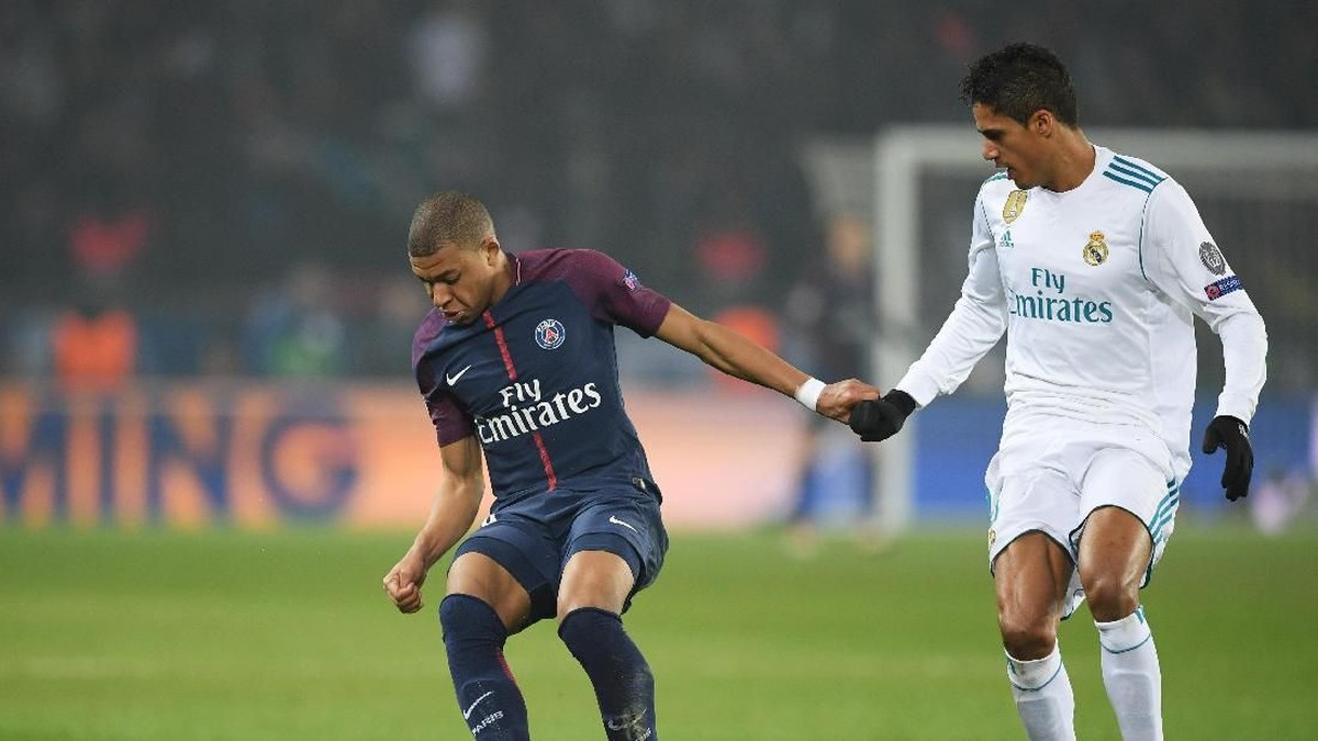 Bek Real Madrid Raphael Varane menilai PSG tetap berbahaya, meski tanpa Neymar dan Kylian Mbappe. (Foto: Matthias Hangst / Getty Images)
