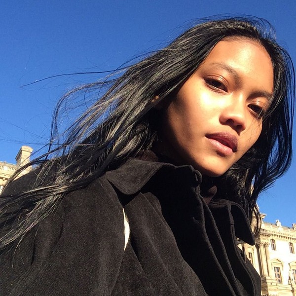 Sebelumnya, dara berumur 21 tahun kelahiran Balikpapan, Kalimantan Timur itu menjadi sorotan setelah debutnya di Paris Fashion Week pada 2017. Ia menjadi satu-satunya model Indonesia yang berjalan di catwalk Yves Saint Laurent (YSL) untuk koleksi Fall 2017/2018 (@larasekar/Instagram) Sebelumnya, dara berumur 21 tahun kelahiran Balikpapan, Kalimantan Timur itu menjadi sorotan setelah debutnya di Paris Fashion Week pada 2017. Ia menjadi satu-satunya model Indonesia yang berjalan di catwalk Yves Saint Laurent (YSL) untuk koleksi Fall 2017/2018 (@larasekar/Instagram)