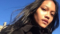 Sebelumnya, dara berumur 21 tahun kelahiran Balikpapan, Kalimantan Timur itu  menjadi sorotan setelah debutnya di Paris Fashion Week pada 2017. Ia menjadi satu-satunya model Indonesia yang berjalan di catwalk Yves Saint Laurent (YSL) untuk koleksi Fall 2017/2018 (@larasekar/Instagram)