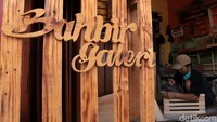 Cucu Suhayat memproduksi kerajinan di Bahbir Galeri, Jalan Terusan Bojongsoang Nomor 230, RT 01 RW 02, Desa Cipagalo, Kecamatan Bojongsoang, Kabupaten Bandung.