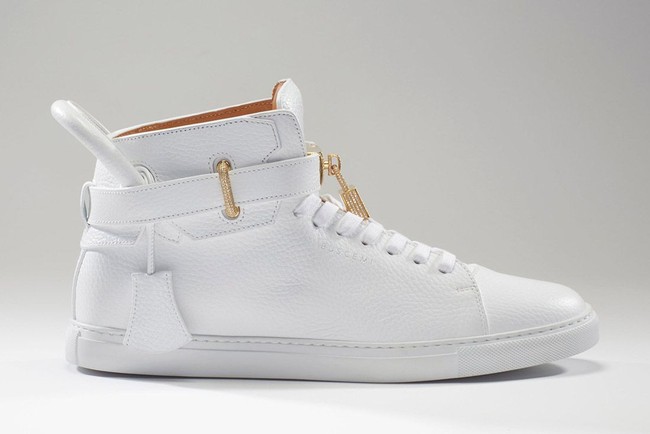 Desainer Buscemi dikenal dengan koleksi sneakersnya yang terbatas. Dan salah satu sneakers Buscemi yang berharga fantastis adalah sepatu dengan hiasan berlian 11,5 karat yang dilengkapi emas 18 karat ini. Harga sneakers Buscemi 100 MM Diamond ini mencapai US$ 132 ribu atau sekitar Rp 1,9 miliar. Foto: Istimewa