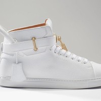 Desainer Buscemi dikenal dengan koleksi sneakersnya yang terbatas. Dan salah satu sneakers Buscemi yang berharga fantastis adalah sepatu dengan hiasan berlian 11,5 karat yang dilengkapi emas 18 karat ini. Harga sneakers Buscemi 100 MM Diamond ini mencapai US$ 132 ribu atau sekitar Rp 1,9 miliar. Foto: Istimewa