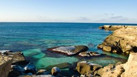 Ceritanya kenapa disebut laut karena dulunya perairan ini sangat luas dan berair asin, serta dikelilingi oleh pasir. Namun ilmuwan menyebutnya danau karena karakteristiknya lebih ke danau. (iStock)