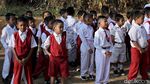 Tak Punya Lapangan, Siswa SD Ini Upacara di Kebun Bambu