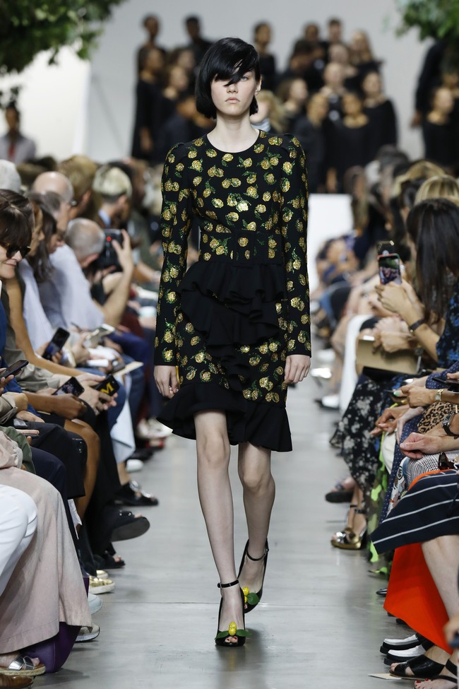 Michael Kors menampilkan koleksi busana yang terinspirasi dari gaya klasik orang Amerika di era 40-an. Fashion show untuk New York Fashion Week Spring 2020 digelar di Brooklyn Navy Yard, Manhattan, New York. Rabu (11/09/2019). Photo by JP Yim/Getty Images.