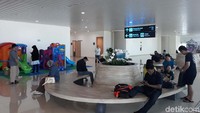 Ruang tunggu Yogyakarta International Airport (YIA) dilengkapi arena bermain anak.