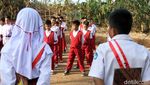 Tak Punya Lapangan, Siswa SD Ini Upacara di Kebun Bambu