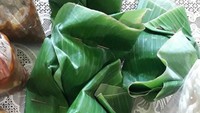 Begini tampilan nasi ponggol berbungkus daun. Biasanya tersedia dengan beragam tambahan lauk. Jadi sarapan praktis dan enak.  Foto : Instagram @wibowosulis