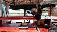 Sejumlah penjual beraktivitas di warung nasi kapau yang terdampak pelebaran trotoar di kawasan Kramat Raya, Senin (16/9).