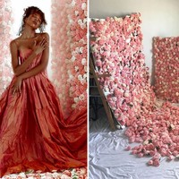 Kihmberlie memiliki studio foto sendiri di rumahnya. Dengan studio, kamera, dan berbagai properti, ia mengeksplorasi pemotretan dengan konsep eksentrik. Yang terbaru adalah ketika ia berfoto dengan ratusan bunga seperti ini. Foto: Instagram @kihmberlie