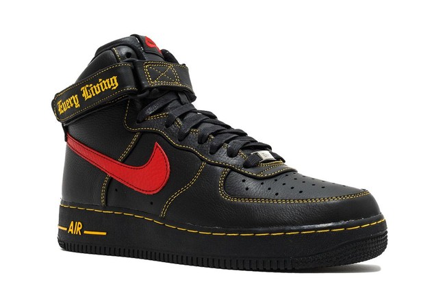 Sneakers Nike Air Force x VLONE ini harganya melambung tinggi karena dibuat dalam jumlah terbatas. Nike dikabarkan memutuskan kerjasama dengan VLONE yang merupakan label fashion dari A$AP Bari ini setelah sang desainer ditangkap atas kasus kekerasan seksual. Meski demikian tetap saja sneakers Nike Air Force 1 x VLONE harganya mencapai US$ 8 ribu atau sekitar Rp 111 juta. Foto: Istimewa