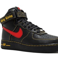 Sneakers Nike Air Force x VLONE ini harganya melambung tinggi karena dibuat dalam jumlah terbatas. Nike dikabarkan memutuskan kerjasama dengan VLONE yang merupakan label fashion dari A$AP Bari ini setelah sang desainer ditangkap atas kasus kekerasan seksual. Meski demikian tetap saja sneakers Nike Air Force 1 x VLONE harganya mencapai US$ 8 ribu atau sekitar Rp 111 juta. Foto: Istimewa