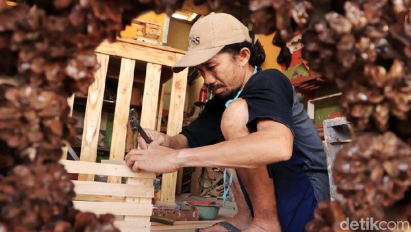 Manfaatkan Limbah Kayu untuk Kerajinan