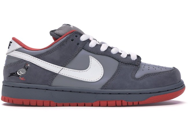 Sneakers Nike Dunk Low Pro SB Pigeon ini dirilis perdana pada 2005. Sejak dirilis hingga kini harganya terus naik. Seperti dikutip sneakerfreak, saking tingginya permintaan akan sepatu ini, kerusuhan nyaris terjadi saat sneakers tersebut dijual di sebuah toko di New York. Harga NIke Dunk Low Pro SB Pigeon ini mencapai US$ 6 ribu atau sekitar Rp 84 juta. Foto: Istimewa