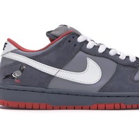 Sneakers Nike Dunk Low Pro SB Pigeon ini dirilis perdana pada 2005. Sejak dirilis hingga kini harganya terus naik. Seperti dikutip sneakerfreak, saking tingginya permintaan akan sepatu ini, kerusuhan nyaris terjadi saat sneakers tersebut dijual di sebuah toko di New York. Harga NIke Dunk Low Pro SB Pigeon ini mencapai US$ 6 ribu atau sekitar Rp 84 juta. Foto: Istimewa