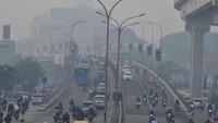 Badan Meteorologi Klimatologi dan Geofisika (BMKG) mencatat adanya penurunan jarak pandang di Kota Palembang hingga 600 meter. ANTARA FOTO/Feny Selly.