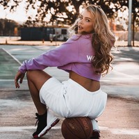 Jem Wolfie punya 2,7 juta follower di Instagram. Ia kerap mem-posting foto-foto seksi dan membagikan tips gaya hidup sehat dengan fitnes dan diet sehat. Foto: Instagram/@jemwolfie