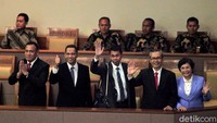 Mereka diperkenalkan kepada seluruh anggota DPR yang hadir.