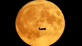 Di negara-negara dengan zona waktu Pasifik, Mountani dan Central, Bulan akan tampak penuh pada Jumat (13/9/2019). Namun untuk negara-negara dengan zona waktu timur seperti Indonesia, purnama harvest moon baru tampak di Sabtu malam. Foto: AP