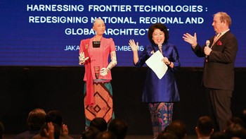 Sophia diciptakan oleh perusahaan Hong Kong bernama Hanson Robotics dan dapat menampilkan lebih dari 50 ekspresi wajah. Ia dilahirkan alias aktif pada tanggal 14 Februari 2016. Semenjak itu, ia sering diliput media global dan sering tampil dalam event penting. Foto: ANTARA FOTO/M Risyal Hidayat