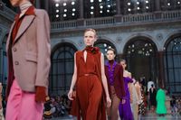 Fashion show Victoria Beckham Spring 2020 di London Fashion Week.  (Foto: REUTERS/Peter Nicholls)