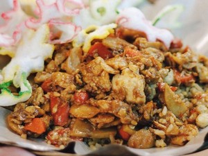 Mantul! Di Sini Ada Nasi Goreng Gila yang Enak Rp 15 Ribu Saja