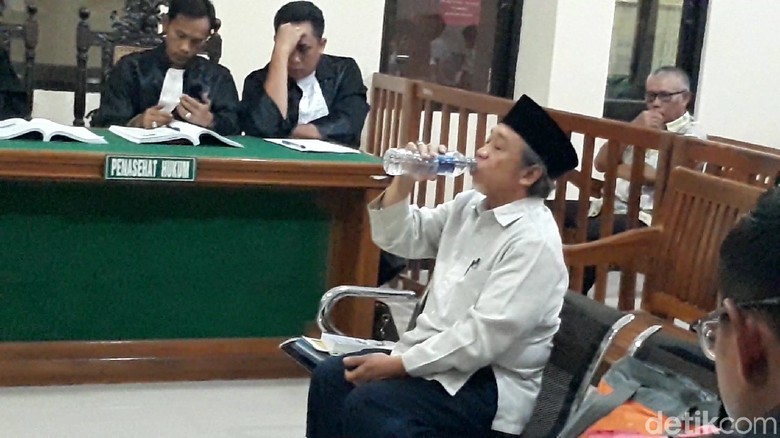 Pelawak Qomar Hadapi Vonis Pemalsuan Surat Keterangan Lulus Doktor Pelawak Qomar Hadapi Vonis Pemalsuan Surat Keterangan Lulus Doktor
