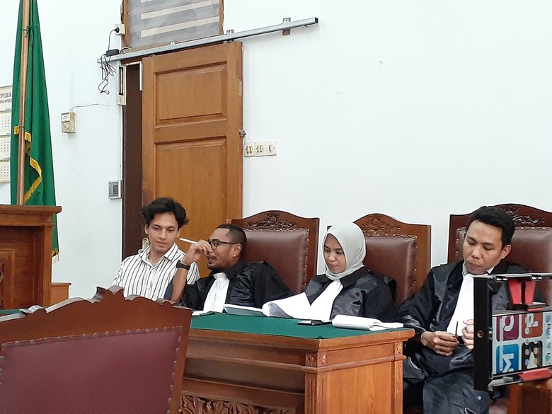 Saksi Ungkap Jefri Nichol Simpan Ganja dalam Amplop di Kulkas Saksi Ungkap Jefri Nichol Simpan Ganja dalam Amplop di Kulkas