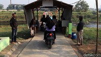 Jembatan ini dibuka dari pukul 5 pagi hingga pukul 9 malam. Bagi warga yang melintas dapat memberi uang sukarela kepada penjaga pos jembatan. 