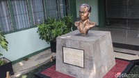 Tujuh tahun kemudian, Panglima Territorium III, Kolonel Kawilarang memberi nama Rumah Sakit Dustira. Atas jasanya, patung Raden Kornel Singawinata dibangun di RS ini (Yudha/detikcom)