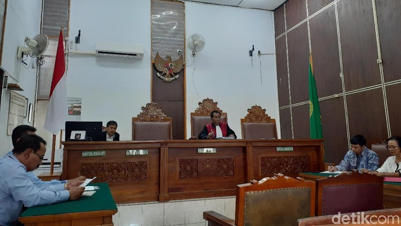 MAKI Kembali Gugat KPK soal Kasus Century MAKI Kembali Gugat KPK soal Kasus Century