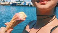 Nah, ini baru es krim sungguhan. Sahila memang pecinta es krim, buktinya ia sampai menghabiskan es krim tersebut hanya properti saat shooting. Seperti yang diceritakan Sahila dalam caption. Foto: Instagram @sahilahisyam