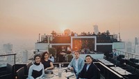 Berlibur ke Bangkok, Sahila manfaatkan untuk dinner di restoran rooftop bareng sahabatnya. Ini pose nya di saat waktu sunset tiba. Foto: Instagram @sahilahisyam