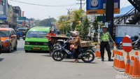 Soal asal motor masih kita selidik. Kalau yang pembakaran itu kan barang dia sendiri. Harusnya dia tidak beraksi berlebihan ketika ada petugas yang melakukan penilangan. Awalnya memang dia tidak taat aturan lalu lintas, tidak pakai helm, tidak bawa SIM dan surat-surat kelengkapan berkendara lainnya, ujar Kapolsek Ciranjang Kompol Kuslin.