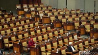Penampakan bangku kosong menghiasi rapat paripurna DPR yang salah satu agendanya hari ini adalah mengesahkan lima pimpinan baru KPK.