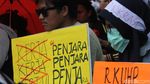 Potret Aksi Massa Menolak RKUHP di Depan DPR