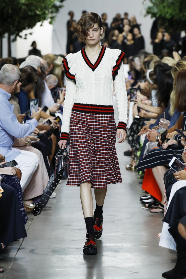 Michael Kors menampilkan koleksi busana yang terinspirasi dari gaya klasik orang Amerika di era 40-an. Fashion show untuk New York Fashion Week Spring 2020 digelar di Brooklyn Navy Yard, Manhattan, New York. Rabu (11/09/2019). Photo by JP Yim/Getty Images.