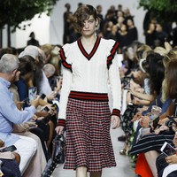 Michael Kors menampilkan koleksi busana yang terinspirasi dari gaya klasik orang Amerika di era 40-an. Fashion show untuk New York Fashion Week Spring 2020 digelar di Brooklyn Navy Yard, Manhattan, New York. Rabu (11/09/2019). Photo by JP Yim/Getty Images.