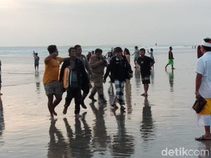 Diduga Gila, Pria Todongkan Pisau Gegerkan Turis di Pantai Kuta