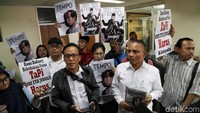 Ketua Umum JoMan, Immanuel Ebenezer, mengatakan kedatangannya bersama para relawan Jokowi Mania lainnya ke Dewan Pers salah satunya karena ingin melaporkan Majalah Tempo ke Dewan Pers. Eben menganggap Majalah Tempo membuat narasi yang menggambarkan Jokowi seolah tidak pro-pemberantasan korupsi.