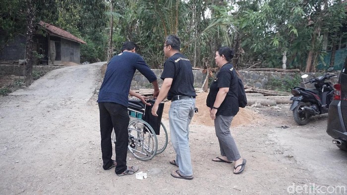 Tak Kenal Jam Kerja, Relawan Inkubator Gratis di Jonggol Standby 24 Jam