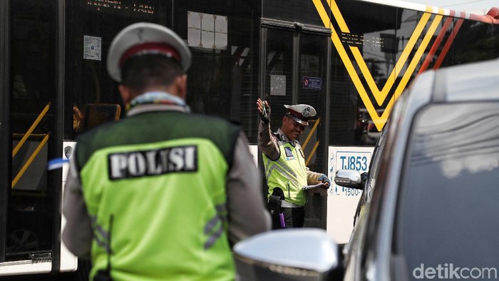 Pelanggar Ganjil Genap Ditilang Dua minggu sudah perluasan sistem ganjil genap diterapkan di Jakarta. Namun, masih ada saja pengendara yang terjaring tilang karena tak taat aturan.