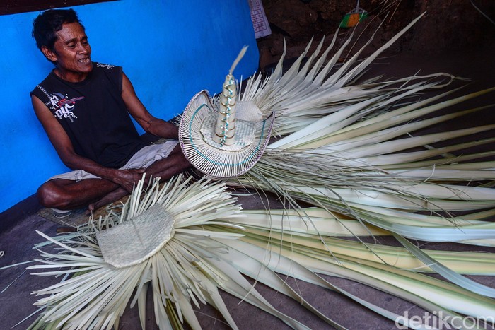 Menganyam Daun  Lontar  Memperkaya Nusantara