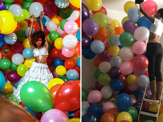 Properti yang digunakannya pun beragam mulai dari trampoline, bunga, cermin, hingga balon. Selain berbagai properti, Kihmberlie pun bisa menghadirkan pose-pose menarik yang tak membosankan. Foto: Instagram @kihmberlie