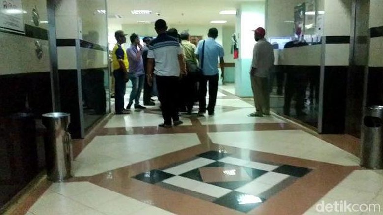 Jenazah Fuad Amin Siap-siap Dibawa ke Bangkalan Jenazah Fuad Amin Siap-siap Dibawa ke Bangkalan