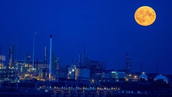 Penampakan harvest moon akan terlihat 14% lebih kecil dan 30% lebih redup ketimbang supermoon. Jarak rata-rata Bulan ke Bumi adalah 384 ribu kilometer. Pada peristiwa supermoon, jaraknya akan berkisar di angka 350-360 ribu kilometer. Jadi lebih dekat ke Bumi dari rata-ratanya. Foto: AP